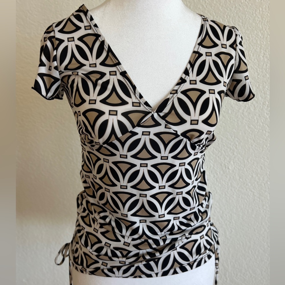 white & brown print v-neck cinched top